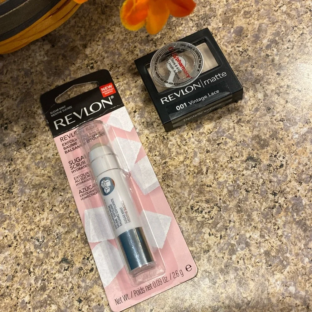 Bundle of Revlon Kiss Exfoliating Balm and Eye Shadow Vintage Lace 001